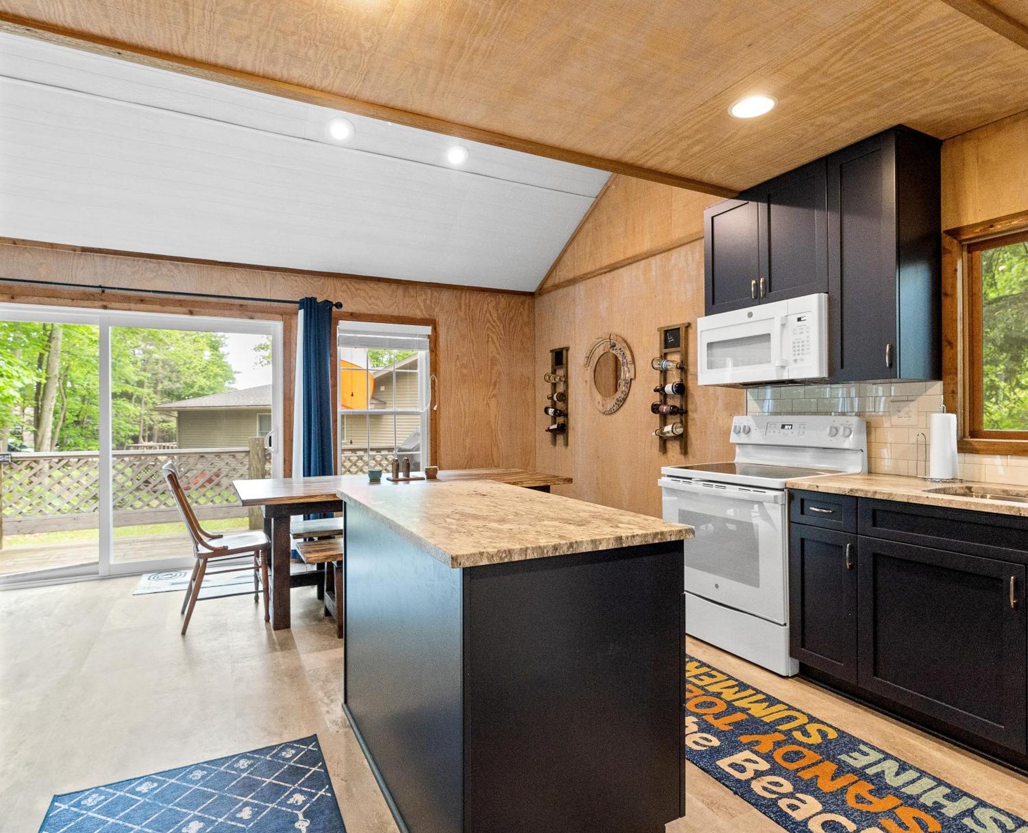 Experience The Charm Of Silver Lake At Parrothead Retreat Mears Exterior photo